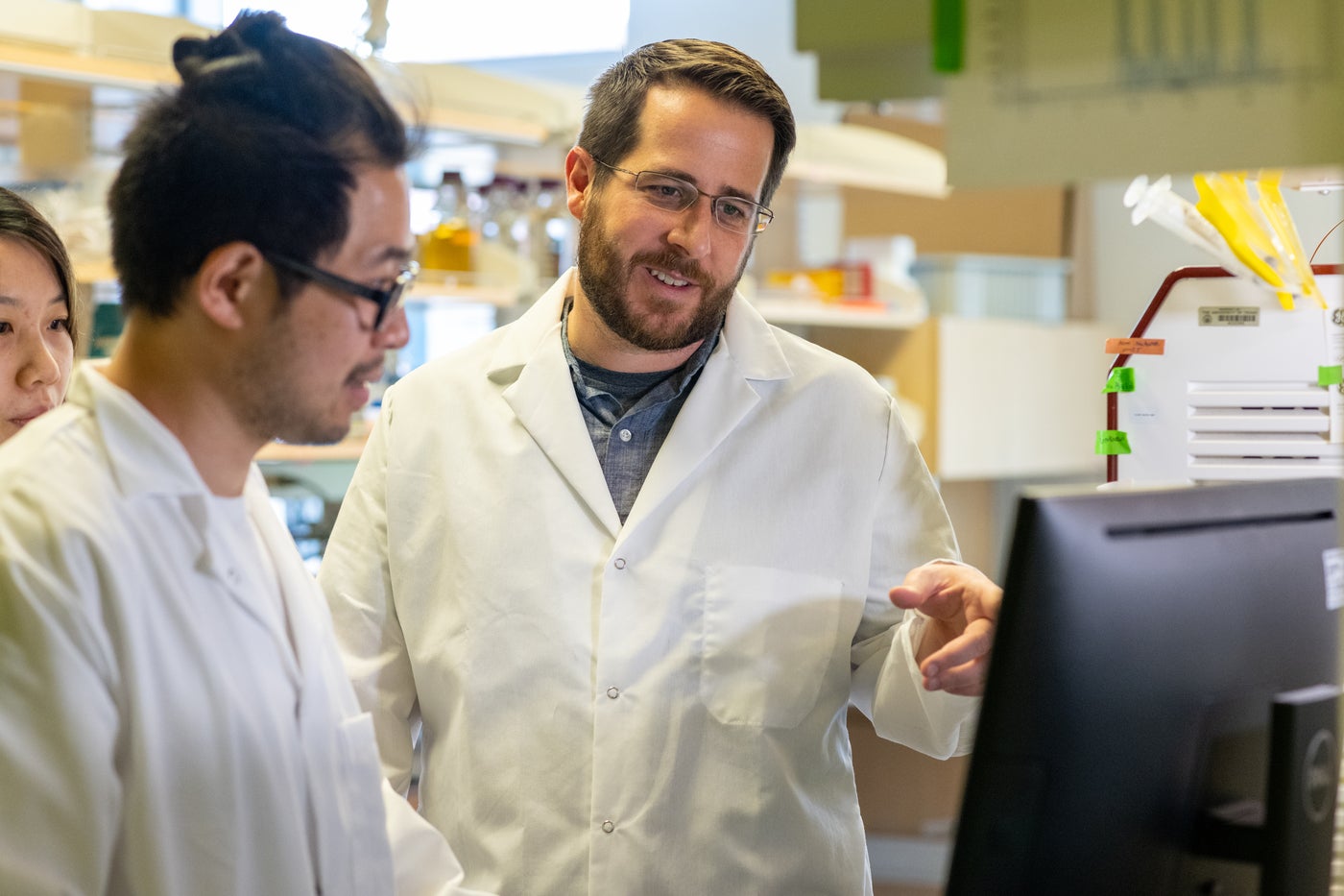 Image of researchers Ching-Lin Hsieh and Jason McLellan at a computer screen reviewing data