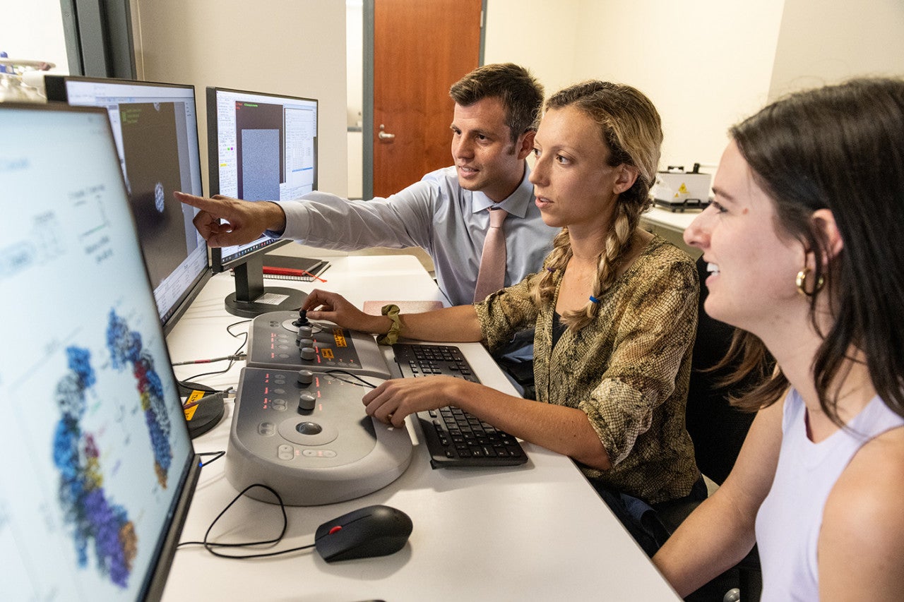 David Taylor working with graduate students in the Sauer Structural Biology Lab.